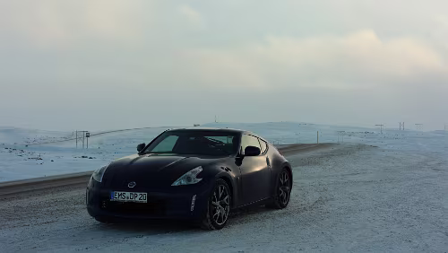Seyðisfjörður – Mývatn Auf dieser Höhe ist die Straße noch leicht verschneit und der Parkplatz sicher anzufahren.