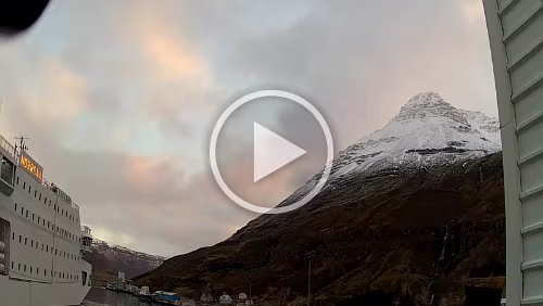 Seyðisfjörður Wer meine „Schüssel“ kennt (dunkel blaue Farbe) sieht mich ca. bei Sekunde 13 unten links ins Bild fahren. Nach der Zollkontrolle stehe ich ab ca. Minute 8 auf...