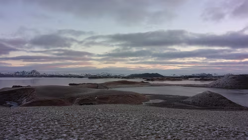 Mývatn Die typischen Krater an dieser Stelle des Mývatn.