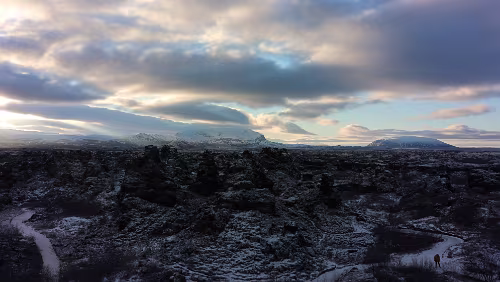 Dimmuborgir Bei Dimmuborgir [ˌtɪ.mʏˈpɔːr.jɪr̥] (isl. dunkle Städte oder dunkle Burgen) handelt es sich um ein Lavafeld und die Überreste eines Lavasees östlich des Sees...