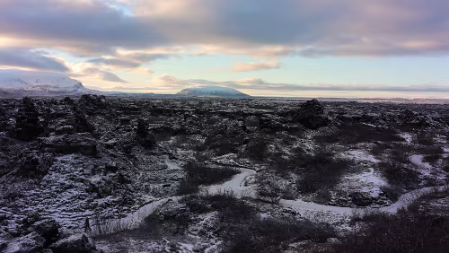 Dimmuborgir Bei Dimmuborgir [ˌtɪ.mʏˈpɔːr.jɪr̥] (isl. dunkle Städte oder dunkle Burgen) handelt es sich um ein Lavafeld und die Überreste eines Lavasees östlich des Sees...