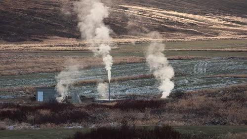 Mývatn – Varmahlíð An mehreren Stellen tritt Dampf aus dem Boden.