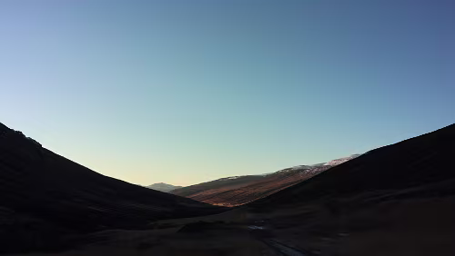Mývatn – Varmahlíð Im Tal zwischen zwei Bergen hat sich die Sonne schon zurück gezogen, ohne sie ist es gleich einen Tick kühler.