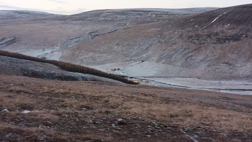 Varmahlíð – Reykjavík Noch hat es minimal Schnee in der Landschaft.