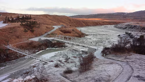 Varmahlíð – Reykjavík Alte und neue Brücke von der höchsten Stelle der Insel gesehen.