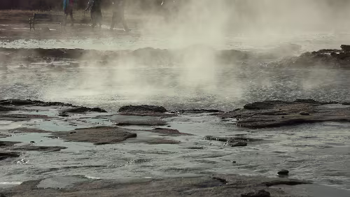 Geysir Alle warten auf den Ausbruch, es ist zwar sonnig, aber bläst ein frischer Wind.