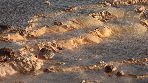 Geysir Das Wasser ist 80-100°C, also besser nicht rein fallen.