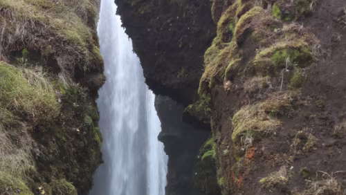 Reykjavík – Vík í Mýrdal Der Gljúfrabúi oder Gljúfurárfoss ist ein 40 Meter hoher Wasserfall in Südisland.