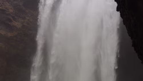 Reykjavík – Vík í Mýrdal Der Skógafoss ['skouːaˌfɔsː] (Waldwasserfall) ist ein Wasserfall des Flusses Skógá im Süden Islands. Er liegt beim Ort Skógar in der Gemeinde Rangárþing eystra...
