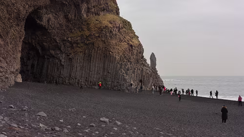 Reykjavík – Vík í Mýrdal Am Reynisfjara, auch Black Beach, also Schwarzer Strand, genannt.