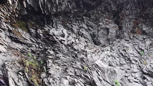 Reykjavík – Vík í Mýrdal Am Reynisfjara, auch Black Beach, also Schwarzer Strand, genannt.