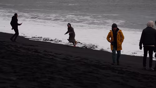 Reykjavík – Vík í Mýrdal Am Reynisfjara, auch Black Beach, also Schwarzer Strand, genannt.