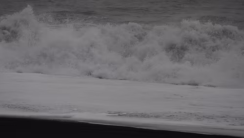 Reykjavík – Vík í Mýrdal Am Reynisfjara, auch Black Beach, also Schwarzer Strand, genannt.