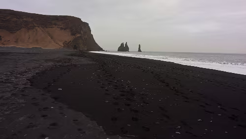 Reykjavík – Vík í Mýrdal Am Reynisfjara, auch Black Beach, also Schwarzer Strand, genannt.