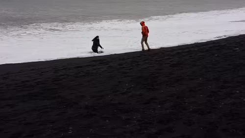 Reykjavík – Vík í Mýrdal Und da liegt er im Wasser, der dumme Homo Sapiens und der zweite seiner Gattung, vermutlich der Partner, steht neben dran und hat die Hände im Hosensack. Herr...