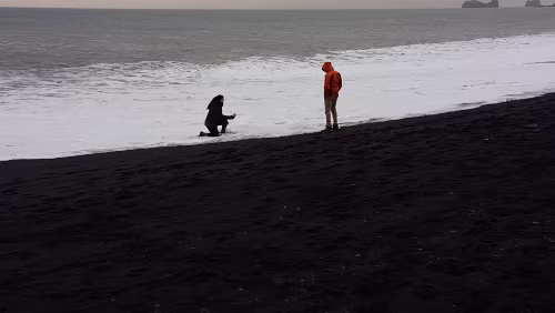 Reykjavík – Vík í Mýrdal Und da liegt er im Wasser, der dumme Homo Sapiens und der zweite seiner Gattung, vermutlich der Partner, steht neben dran und hat die Hände im Hosensack. Herr...