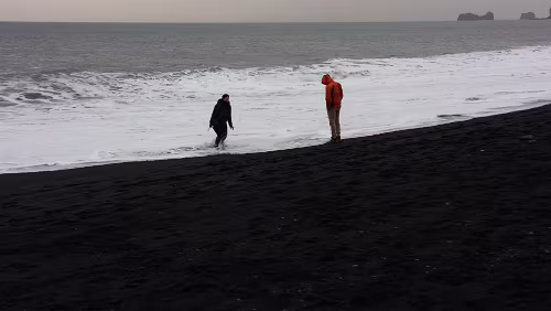 Reykjavík – Vík í Mýrdal Und da liegt er im Wasser, der dumme Homo Sapiens und der zweite seiner Gattung, vermutlich der Partner, steht neben dran und hat die Hände im Hosensack. Herr...