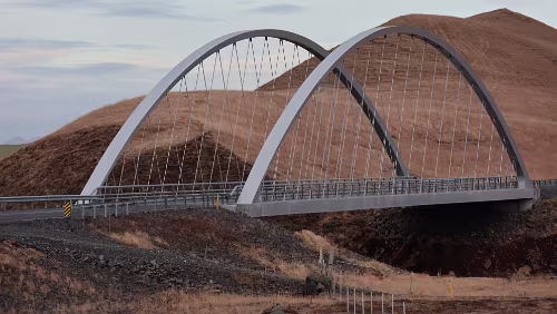 Vík í Mýrdal – Höfn í Hornafirði Der „Skaftártunguvegur“ überquert hier den Fluss „Eldvatn“, die Brücke wurde erst im März 2020 eröffnet.
