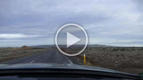 Vík í Mýrdal – Höfn í Hornafirði Der „Skaftártunguvegur“ überquert hier den Fluss „Eldvatn“, die Brücke wurde erst im März 2020 eröffnet.