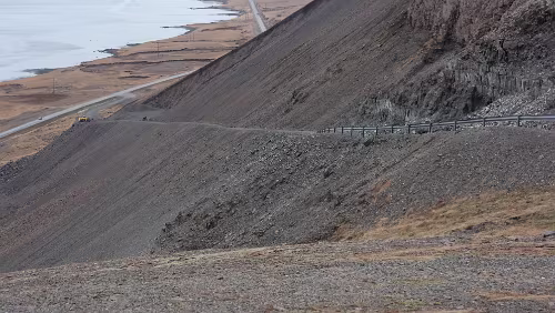 Höfn í Hornafirði – Egilsstaðir Die frühere Passstraße mit bis zu 17% Gefälle.