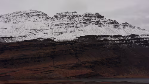 Höfn í Hornafirði – Egilsstaðir Ein leichter Schneeüberzug über den kargen Felsen.