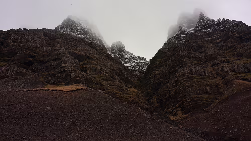 Höfn í Hornafirði – Egilsstaðir Und schon wieder ganz ungewöhnlich geformte Bergspitzen.