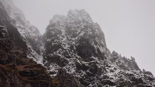 Höfn í Hornafirði – Egilsstaðir Und schon wieder ganz ungewöhnlich geformte Bergspitzen.
