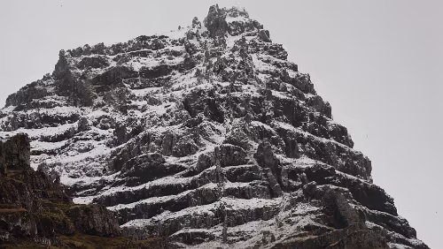 Höfn í Hornafirði – Egilsstaðir Und schon wieder ganz ungewöhnlich geformte Bergspitzen.