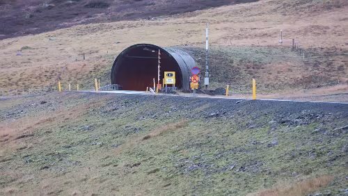 Höfn í Hornafirði – Egilsstaðir Der Eingang des „Fáskrúðsfjarðargöng“.