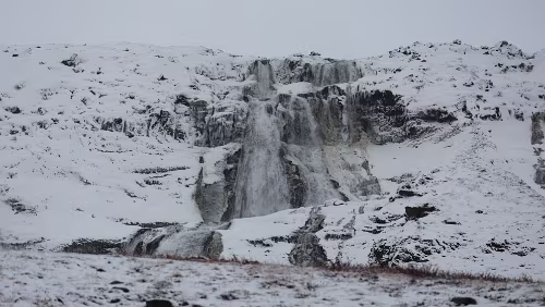 Egilsstaðir – – Tórshavn Der Rjúkandifoss.