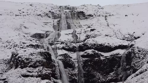 Egilsstaðir – – Tórshavn Der Rjúkandifoss.