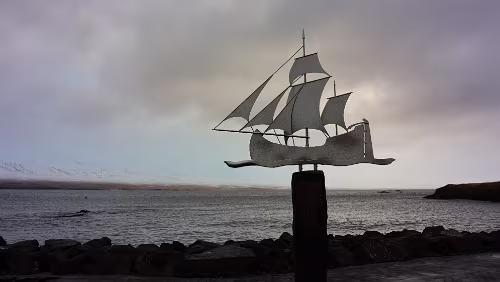 Egilsstaðir – – Tórshavn „Minnisvarði um drukknaða sjómenn“, das übersetzte ich mal vorsichtig mit „Denkmal für ertrunkene Seemänner“. Es steht in Vopnafjörður am Hafen und stammt von...