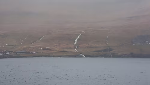 Føroyar Alle Wasserfälle sind mächtig gut am Laufen.