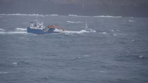 Føroyar Das kleine Schiff tanzt auf den Wellen.