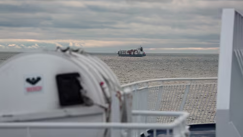 – Hirtshals – Kolding Um uns herum herrscht reger Schiffsverkehr.