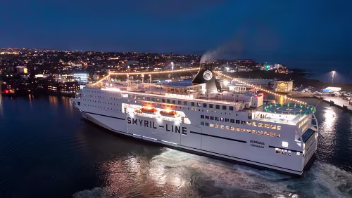Das Schiff MS Norröna an Weihnachten / Tórshavn