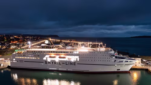 Das Schiff MS Norröna an Weihnachten / Tórshavn