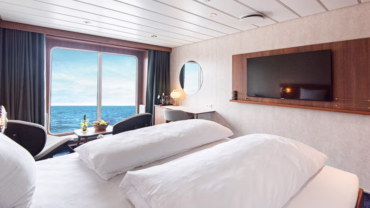 Kabinen Gebucht habe ich „2-Bett-Außenkabine“. Folgende Klassen gibt es. Die Preise wurden erhoben am 24.10.2023 für eine Fahrt...