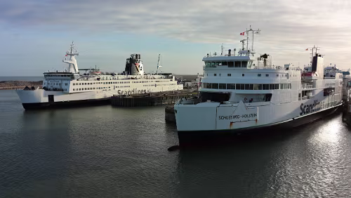 Hahnstätten – Puttgarden – – Rødby – Helsingør Gleich zwei Schiffe liegen rum.