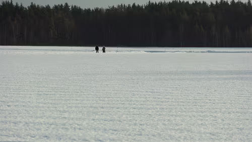 Sunne – Östersund In Mora, der „Siljan“ ist zugefroren.