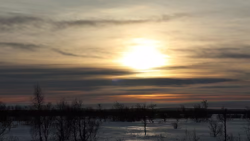 Jokkmokk – Tromsø Die Sonne gefangen in den Wolken.