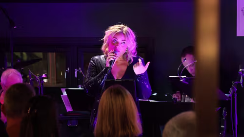 Longyearbyen „KC’s Club Arctica“ spielen im Barentz Gastropub .