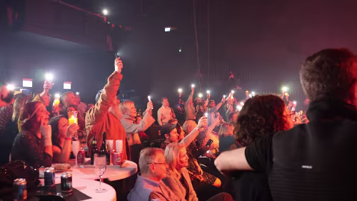 Longyearbyen Das Publikum ist Feuer und Flamme.