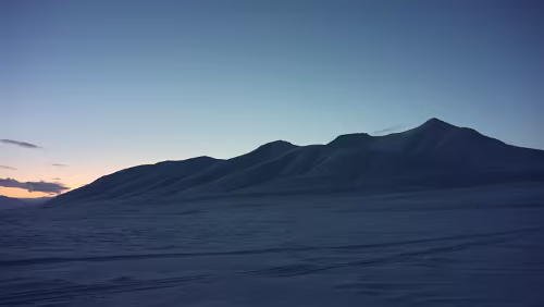 Snowmobile Safari to Grønfjorden Am „Elvekrossen“, zwischen „Skiferdalen“ und „Passdalen“.