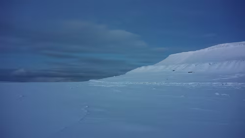 Snowmobile Safari to Grønfjorden Blick in Richtung Barentsburg. Links der zugefrorene Grønfjorden.