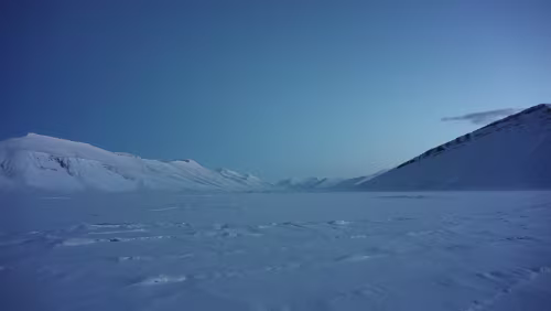 Snowmobile Safari to Grønfjorden Das Grøndalen, rechts „Herrfjellstupet“.