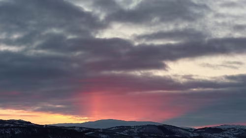 Bodø – Mosjøen Die Sonne bahnt sich spektakulär ihren Weg.