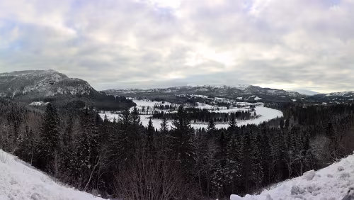 Mosjøen – Trondheim Die [E6] und die Nordlandsbanen verlaufen oft nah beieinander. Panorama