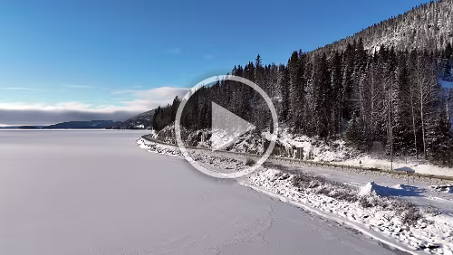 Mosjøen – Trondheim Die [E6] verläuft hier am Snåsavatnet entlang.