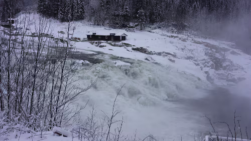 Mosjøen – Trondheim Am Laksforsen.